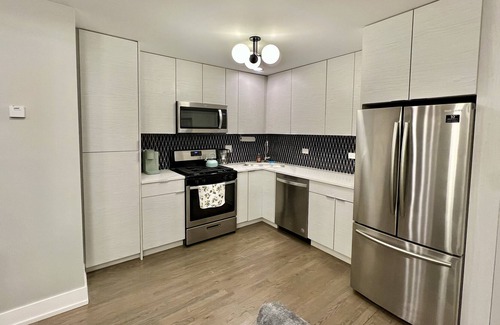 Edgewater Apartment | Luxury 1BR in Edgewater/Loyola