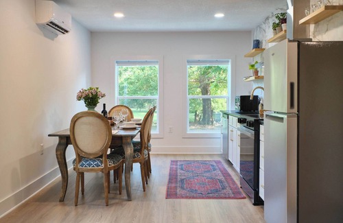 Parkridge Apartment | Luxury 1BR, Sleeps 4, Walk to stadium/downtown, Full kitchen, W/D