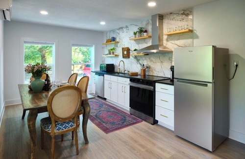 Parkridge Apartment | Luxury 1BR, Sleeps 4, Walk to stadium/downtown, Full kitchen, W/D