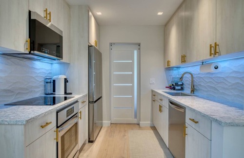 Sag Harbor House | Luxury 1BR Townhouse in Sag Harbor Walk to Dining & Waterfront