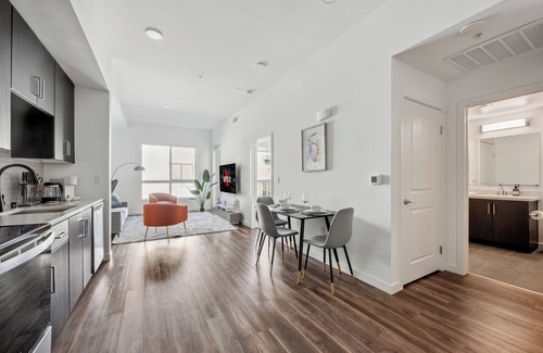 Pico - Robertson Apartment | Luxury 1BR with pool, jacuzzi, free parking
