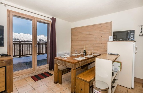 Bellentre Apartment | Luxury 2 bedroom apartment within a chalet, 55m2 in village location Les Coches