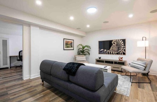 Ottawa Division Apartment | Luxury 2 b/room comfort & modern apartment with kitchen and free parking.