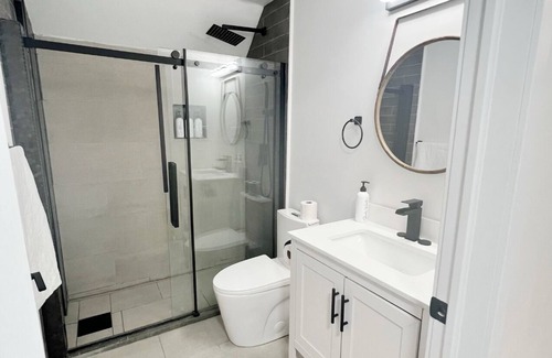 Ottawa Division Apartment | Luxury 2 b/room comfort & modern apartment with kitchen and free parking.