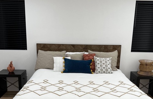 Roosevelt Condo | Luxury 2 Bd!! Privacy and Convenience Near Downtown with Great Skyline Views!!