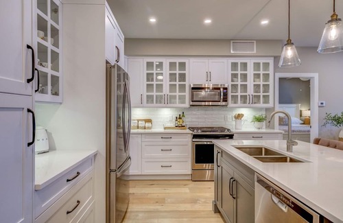 McKinley Condo | Luxury 2 Bed/2 Bath Condo/ Panoramic lake views/ Beach, Pool, Hot tub