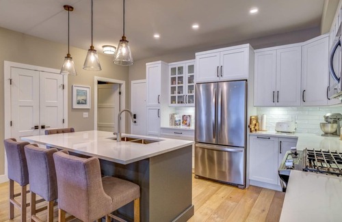 McKinley Condo | Luxury 2 Bed/2 Bath Condo/ Panoramic lake views/ Beach, Pool, Hot tub