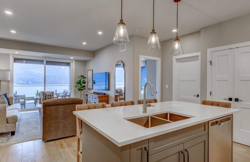McKinley Condo | Luxury 2 Bed/2 Bath Condo/ Panoramic lake views/ Beach, Pool, Hot tub