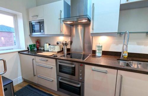 Ascot Apartment | Luxury 2 Bed Apt, Sleeps 4, Secure PRKG-1 Car, Ascot Racecourse 5min walk, Legoland & Lapland 8mins, Windsor 15mins