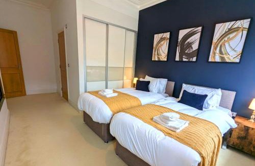 Ascot Apartment | Luxury 2 Bed Apt, Sleeps 4, Secure PRKG-1 Car, Ascot Racecourse 5min walk, Legoland & Lapland 8mins, Windsor 15mins