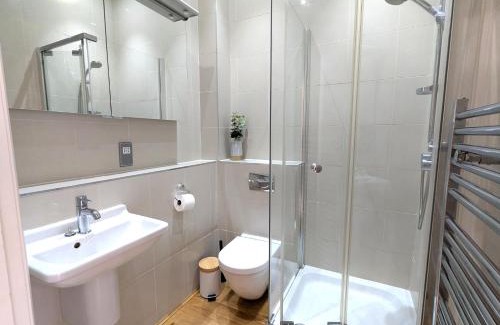 Ascot Apartment | Luxury 2 Bed Apt, Sleeps 4, Secure PRKG-1 Car, Ascot Racecourse 5min walk, Legoland & Lapland 8mins, Windsor 15mins