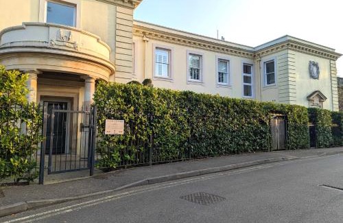 Ascot Apartment | Luxury 2 Bed Apt, Sleeps 4, Secure PRKG-1 Car, Ascot Racecourse 5min walk, Legoland & Lapland 8mins, Windsor 15mins