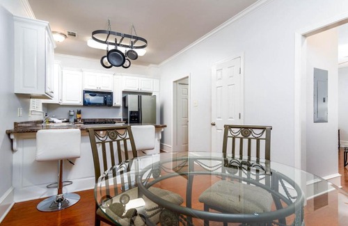 Meriwether Apartment | Luxury 2 Bed Condo full Kitchen Located Midtown