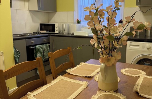 Upper Edmonton Apartment | Luxury 2-Bed Flat 5 Min Walk to Silver St 20 Min to Liverpool St & London Bridge