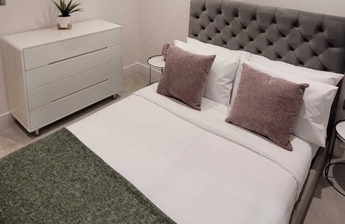 Wainscot Apartment | Luxury 2 Bed Flat In The Heart Of Rochester
