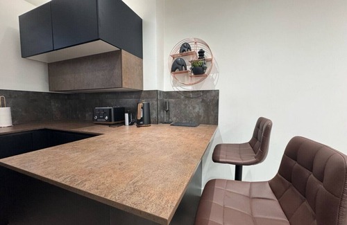 Uxbridge North Apartment | Luxury 2 Bed/Free Parking