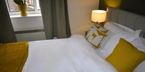 Dartford Apartment | Luxury 2 bed House with 3 beds,3 Free Parking lot in Dartford Near Town Centre, Adjacent Bus Stop, Train Station, Bluewater Mall, 25mins to London City Airport,20 miles from Central London