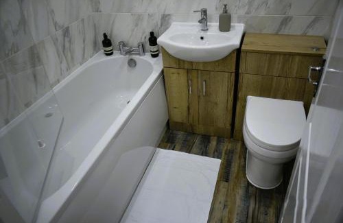 Dartford Apartment | Luxury 2 bed House with 3 beds,3 Free Parking lot in Dartford Near Town Centre, Adjacent Bus Stop, Train Station, Bluewater Mall, 25mins to London City Airport,20 miles from Central London