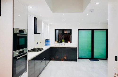 Rayners Lane Apartment | Luxury 2 bed house with parking next to station and all shops