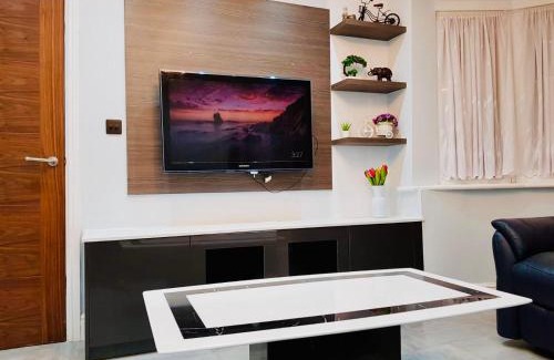 Rayners Lane Apartment | Luxury 2 bed house with parking next to station and all shops