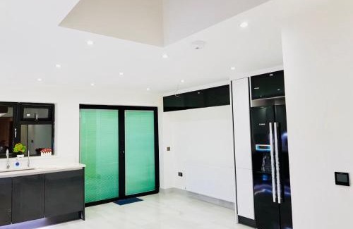 Rayners Lane Apartment | Luxury 2 bed house with parking next to station and all shops