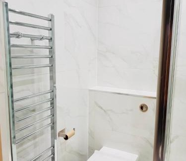 Rayners Lane Apartment | Luxury 2 bed house with parking next to station and all shops