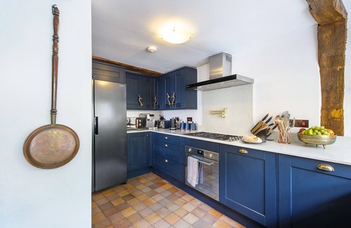 Saffron Walden House | Luxury 2 Bed Manor House Hot Tub Cinema Room Skytv