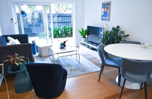 Prahran Apartment | Luxury 2-bed unit with courtyard, in central Prahran