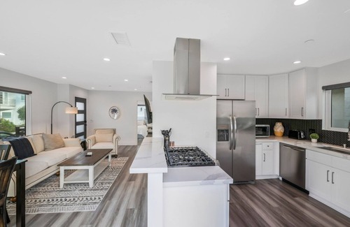 Corona del Mar House | Luxury 2 Bed w/Huge Sun Deck, A/C, fast WiFi, 10 minute walk to Beach