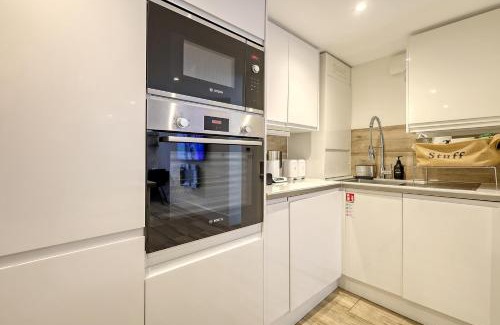 Snaresbrook Apartment | Luxury 2 Bedroom Apartment with Private Terrace & Parking - Wanstead, Escape London in London