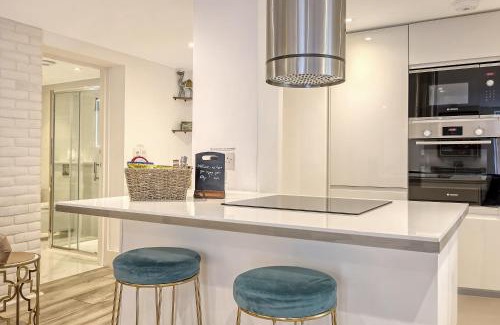 Snaresbrook Apartment | Luxury 2 Bedroom Apartment with Private Terrace & Parking - Wanstead, Escape London in London