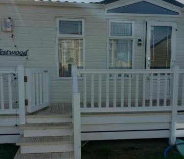 St George Resort | Luxury 2 bedroom caravan with large decking Close to beach