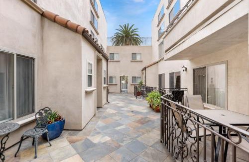 Studio City Apartment | Luxury 2-Bedroom Condo in Studio City