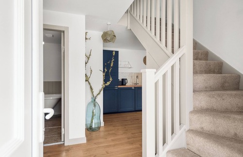 Killin Cottage | Luxury 2 Bedroom Cottage, with private courtyard and garden.