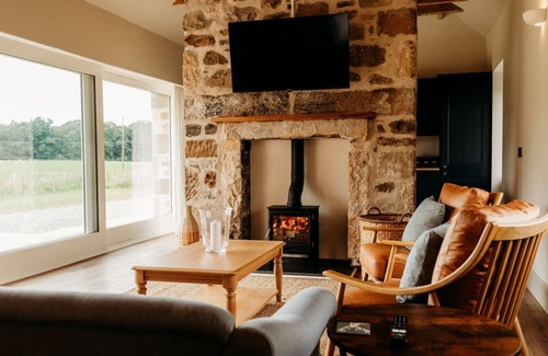 Forres Cottage | Luxury 2 Bedroom Countryside Cottage Close to the Beach.