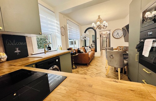 Christchurch Apartment | Luxury 2 Bedroom Designer Flat with Private Garden