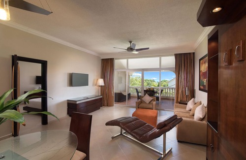 Cofresi Resort | Luxury 2 Bedroom Suite - 5 min from the beach!