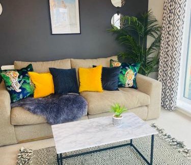 Newport Apartment | Luxury 2 Bedroom waterfront apartment with balcony