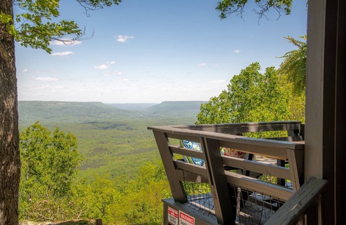 Mentone House | Luxury 2 BR Home w/Hot Tub & Fire Pit on the Edge of Lookout Mountain w/Stunning Views of the Valley
