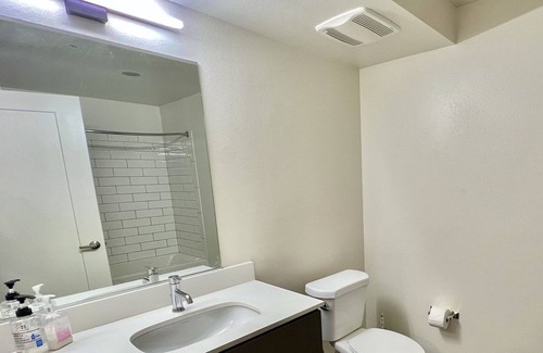 Los Angeles House | Luxury 2 Level Condo w/ Washer & Dryer