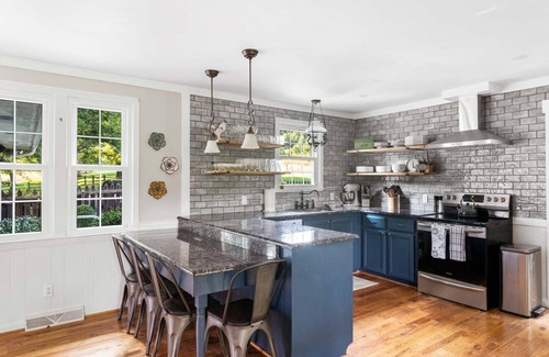 Columbia Other | Luxury 22 Acre Farmhouse Between Franklin & Columbia *pool*animals* working farm