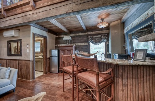 Fredericksburg Cabin | Luxury 23-ac Ranch Casita With Hot tub
