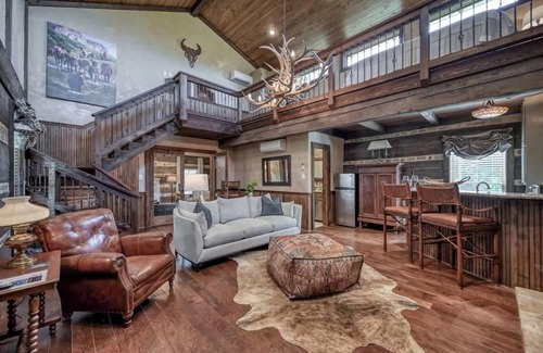 Fredericksburg Cabin | Luxury 23-acre Ranch Cabin with Hot Tub!