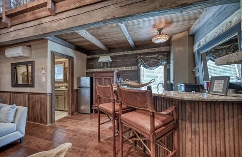 Fredericksburg Cabin | Luxury 23-acre Ranch Cabin with Hot Tub!