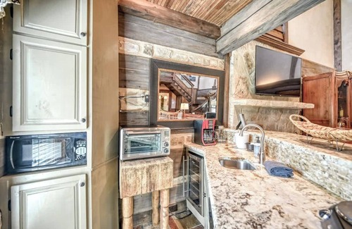 Fredericksburg Cabin | Luxury 23-acre Ranch Cabin with Hot Tub!