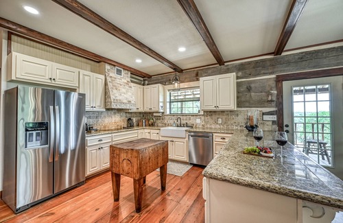 Fredericksburg Cabin | Luxury 23-acre Ranch With Hottub Near Alamosprings