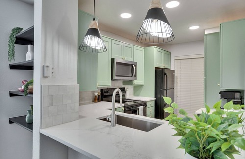 North Burnet House | Luxury 2BD/2.5BA Near The Domain with POOL