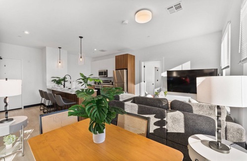 Everett Apartment | Luxury 2bd/2ba near Boston 9343