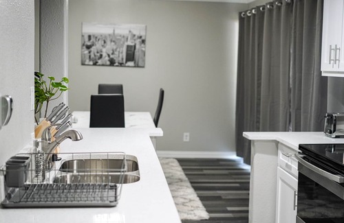 Grand Prairie Condo | Luxury 2bd 2bth Condo w/King/2 separate twin beds