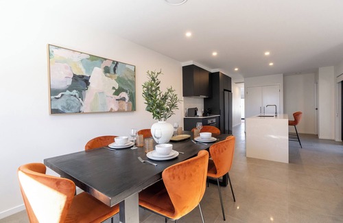 Mount Gravatt East Apartment | Luxury 2BD apartment mountain view free parking walking distance to shopping